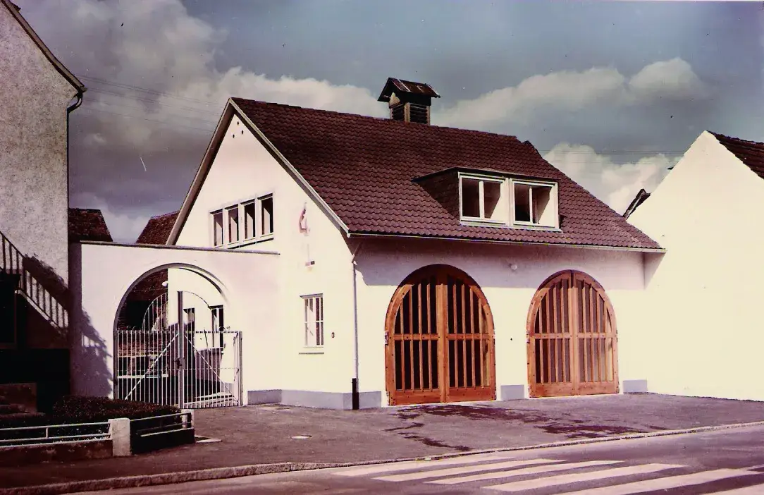 Das Gerätehaus mit den beiden Rundbogentoren