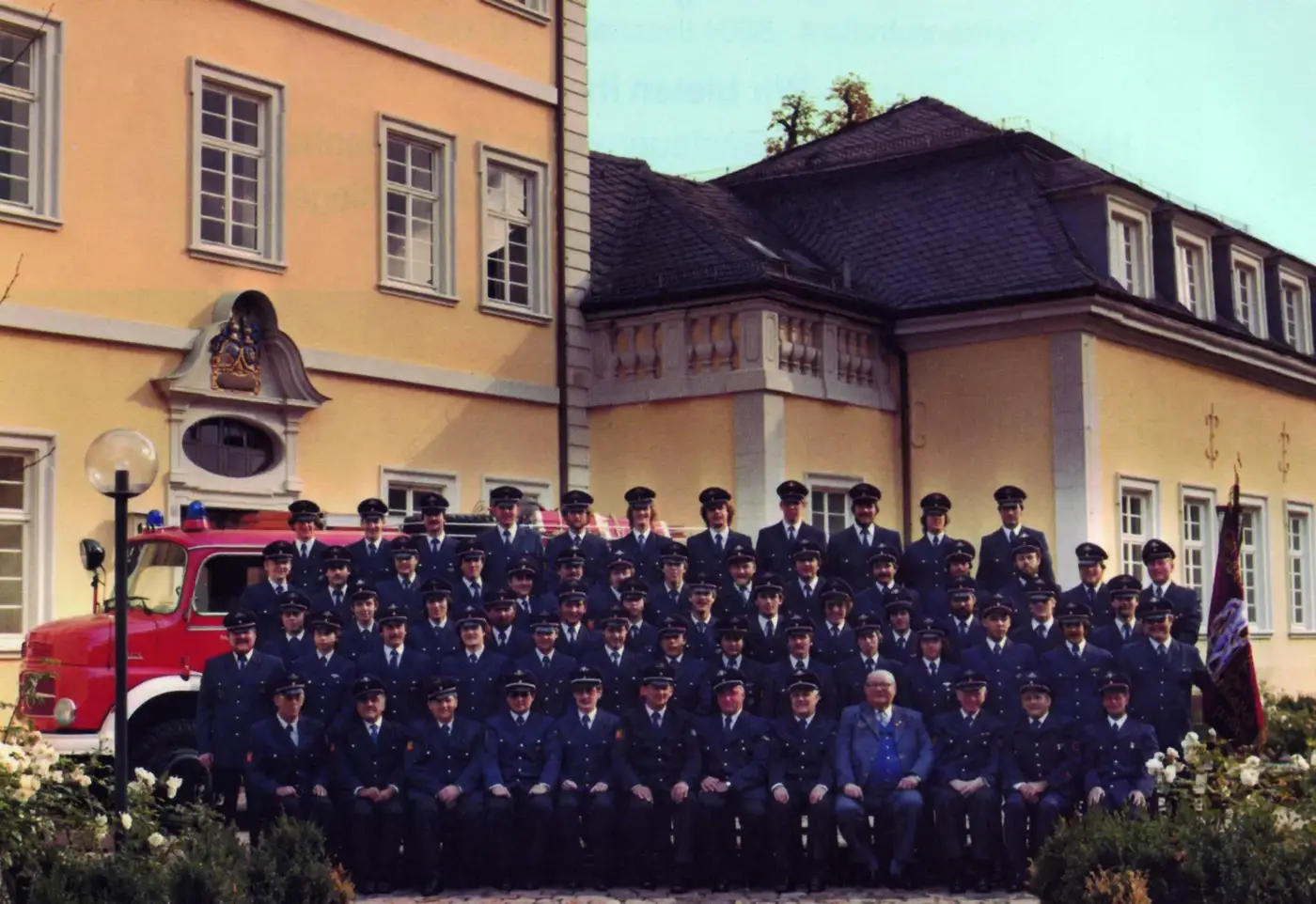 Gesamtaufnahme der Wehr vor dem Schloss