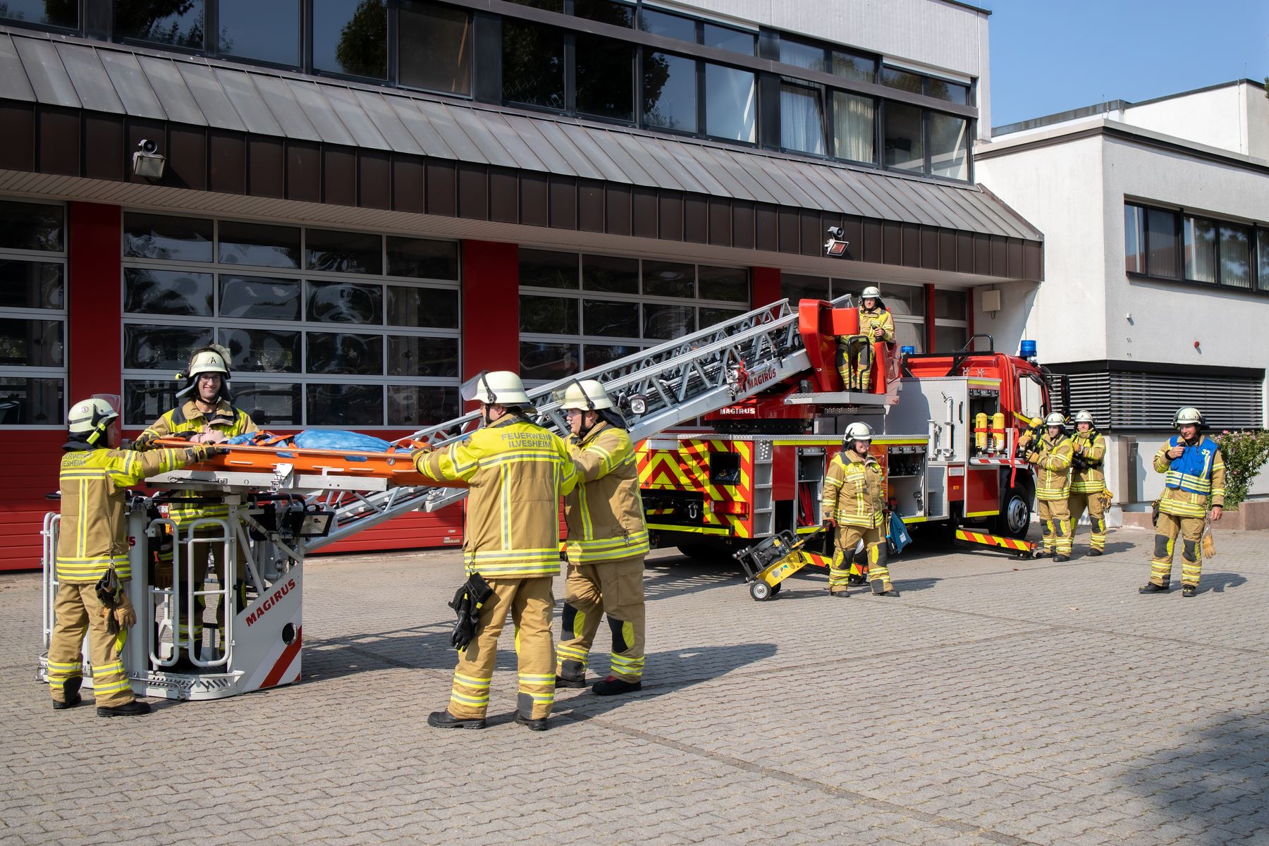 Einsatzkräfte der Feuerwehr Ilvesheim am Drehleiter mit Korb 18/12