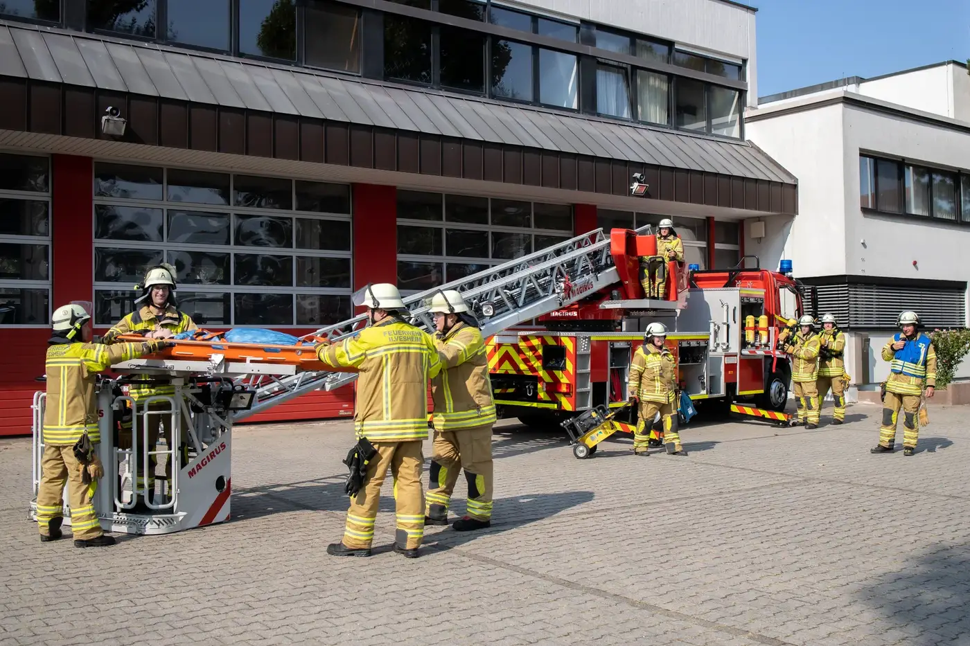 Einsatzkräfte der Feuerwehr Ilvesheim am Drehleiter mit Korb 18/12