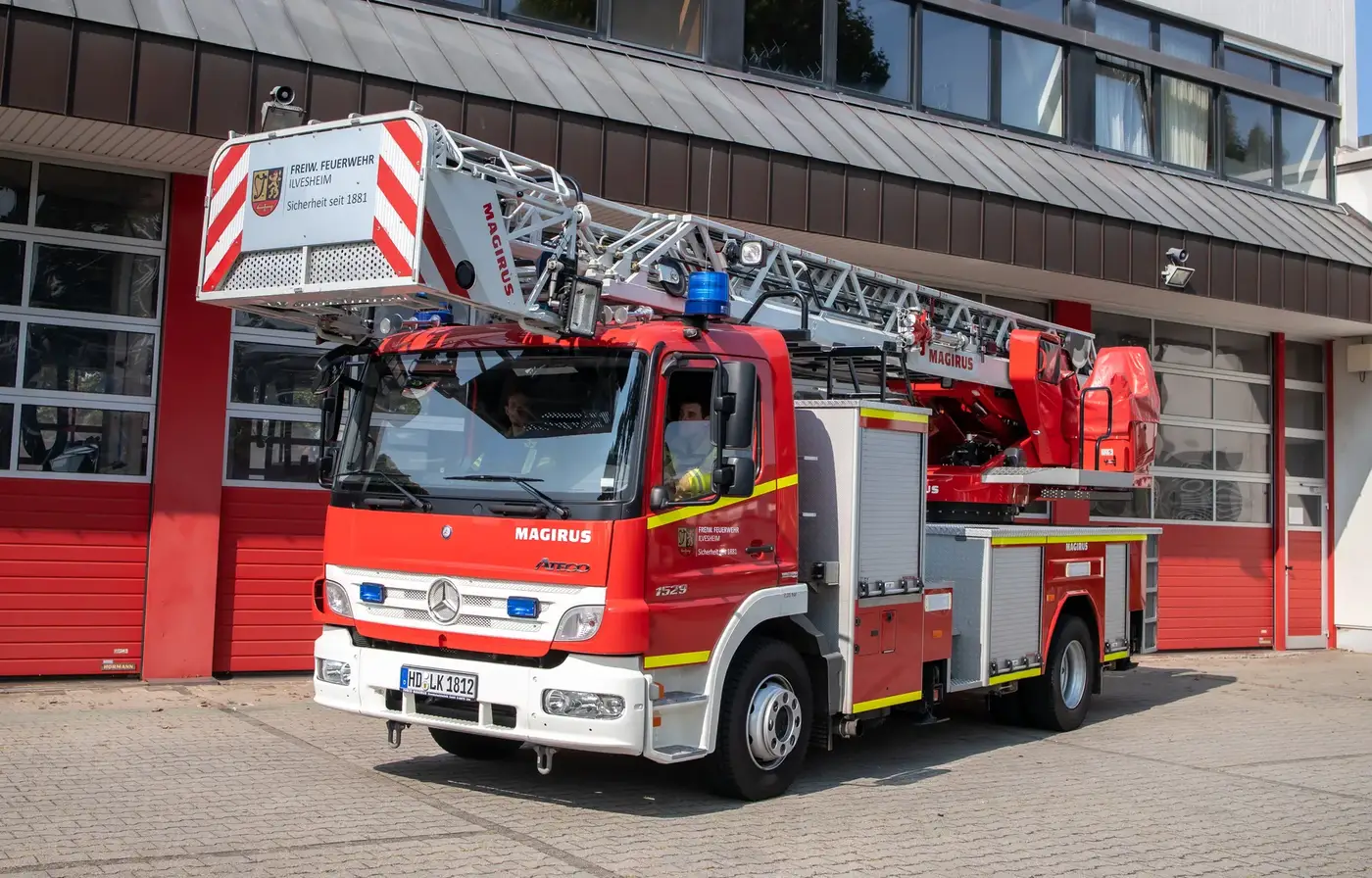 Drehleiter mit Korb 18/12 der Feuerwehr Ilvesheim vor dem Feuerwehrgerätehaus