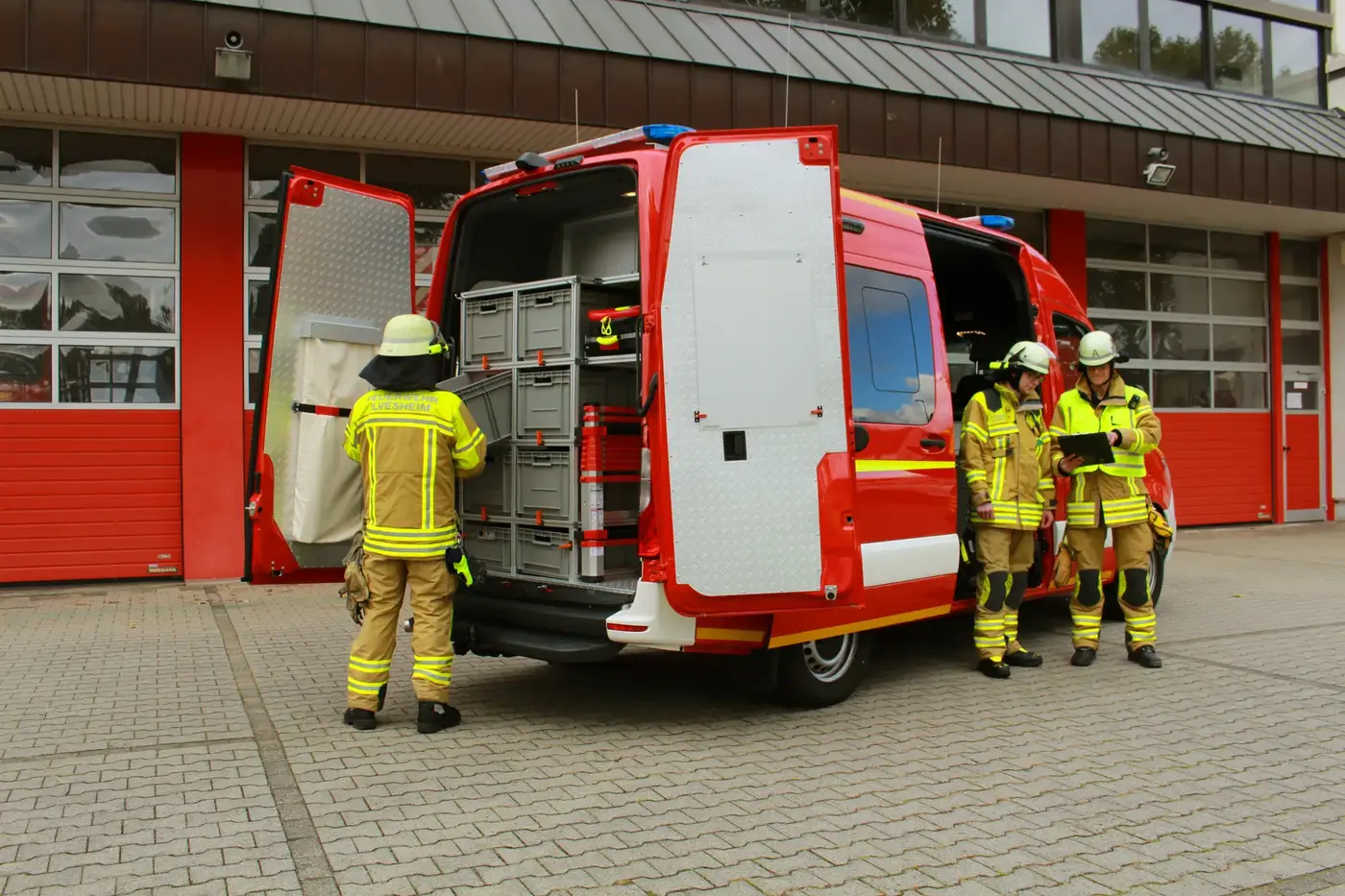 Einsatzkräfte der Feuerwehr Ilvesheim am Einsatzleitwagen