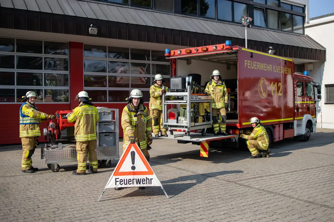 Einsatzkräfte der Feuerwehr Ilvesheim am Gerätewagen-Logistik