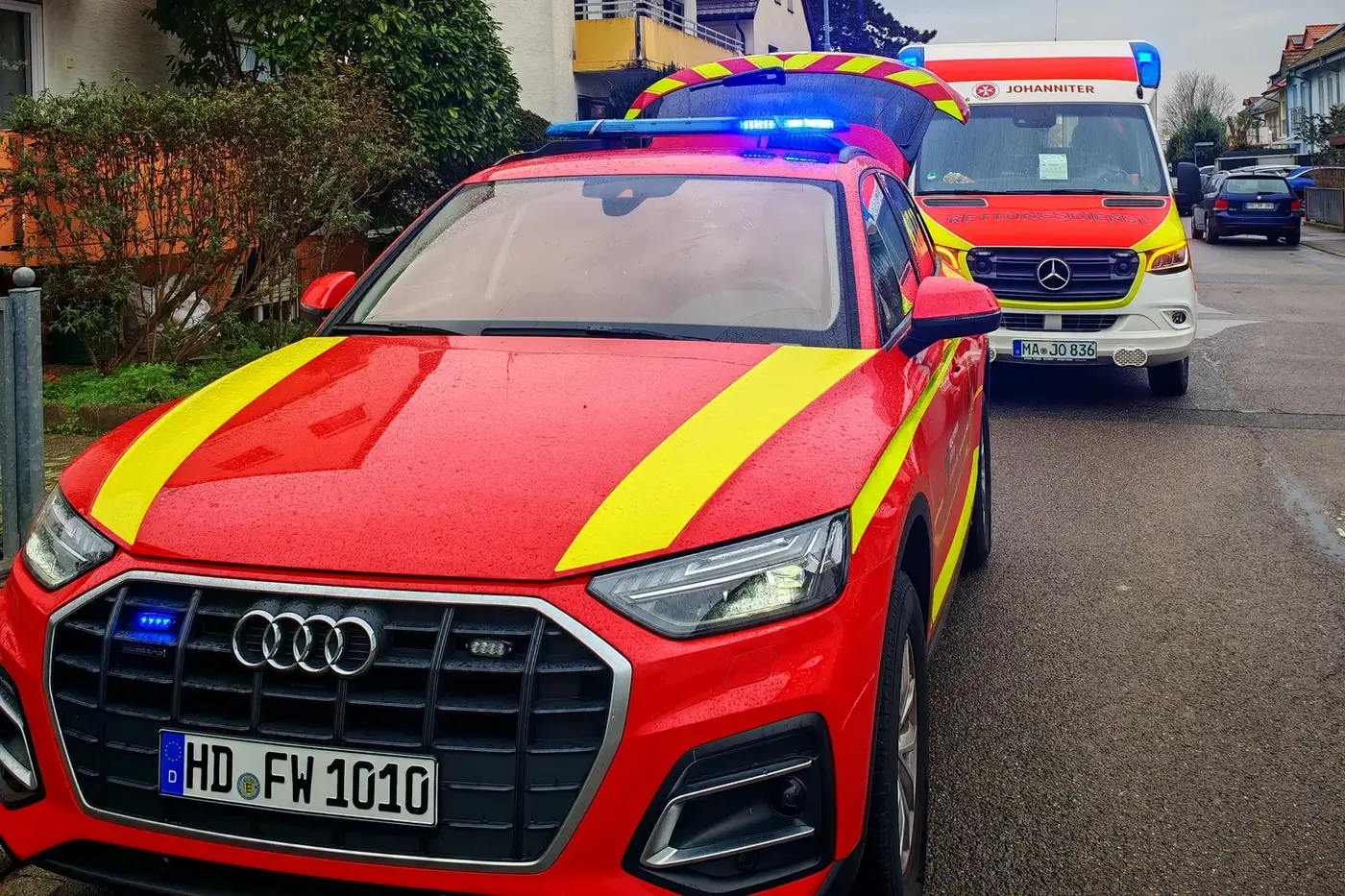 Kommandowagen 1 der Feuerwehr Ilvesheim vor dem Feuerwehrgerätehaus