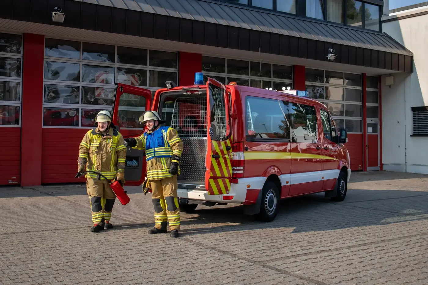 Einsatzkräfte der Feuerwehr Ilvesheim am Mannschaftstransportwagen