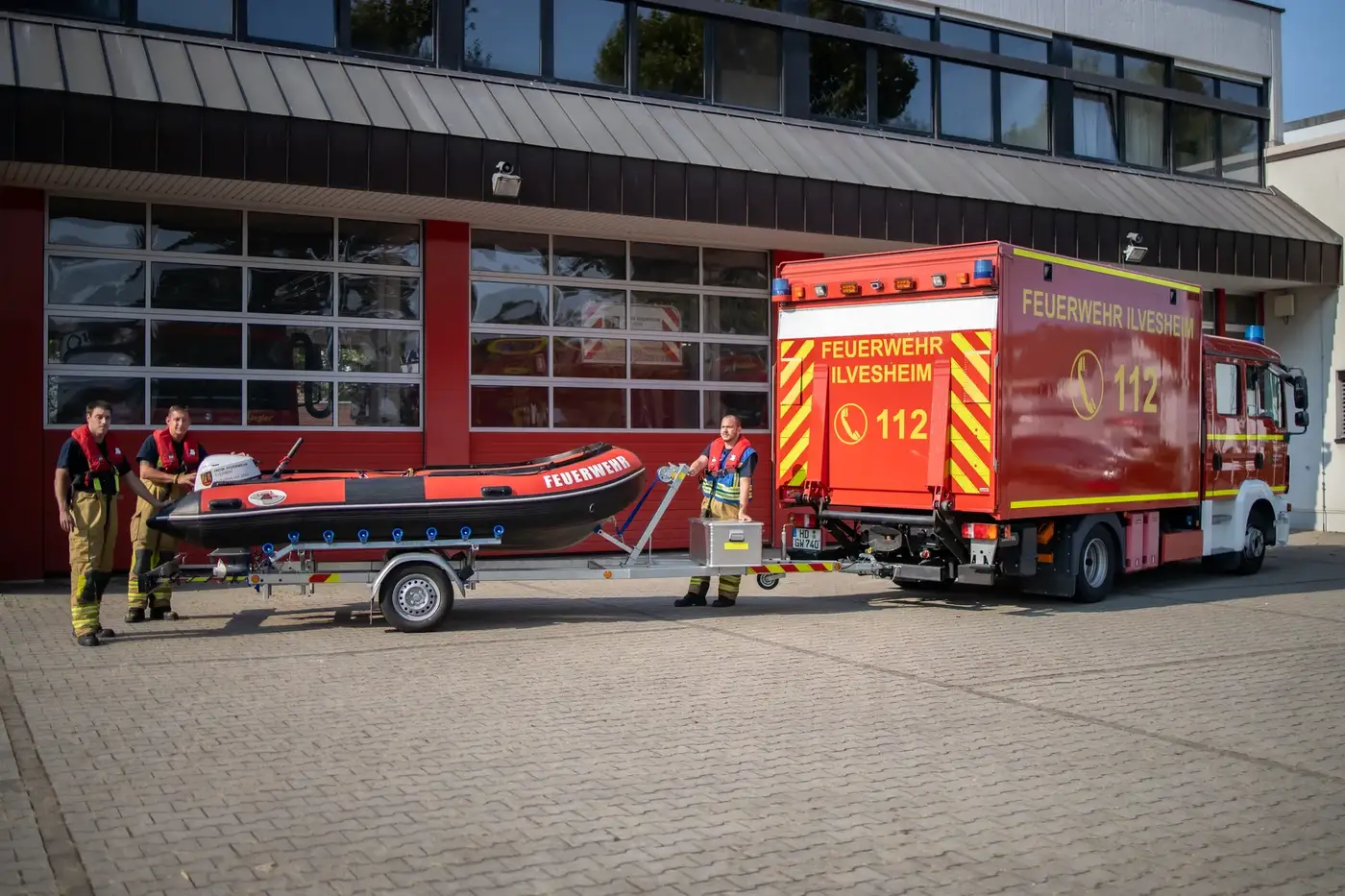 Rettungsboot der Feuerwehr Ilvesheim vor dem Feuerwehrgerätehaus