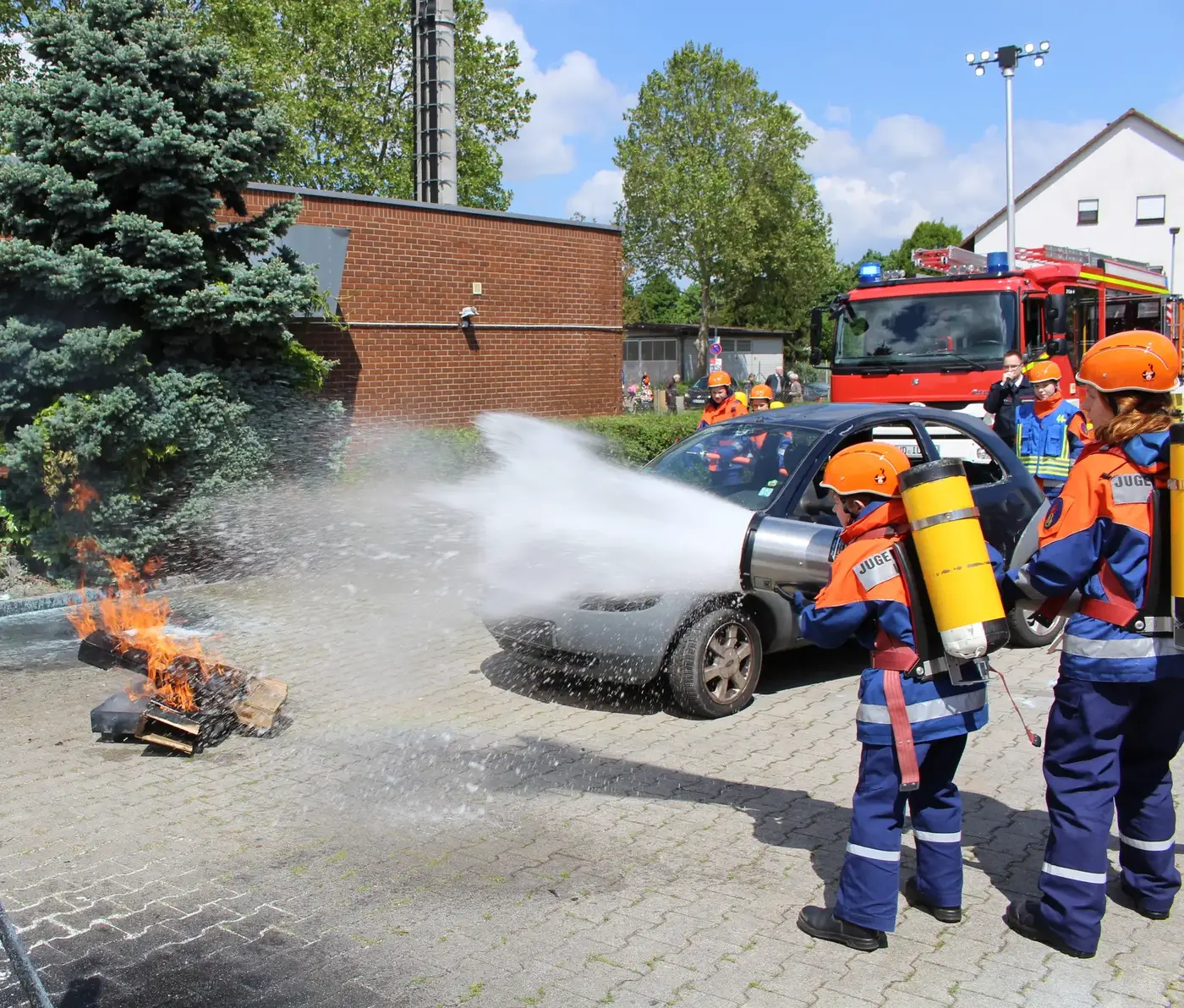 Jugendfeuerwehr Ilvesheim bei einer Löschübung an einem Fahrzeug