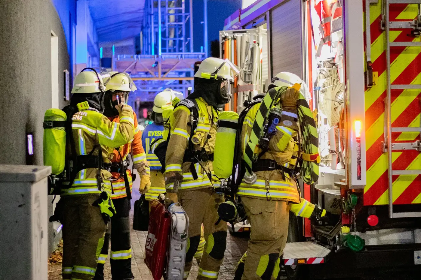 Einsatzkräfte der Feuerwehr Ilvesheim bei Nacht
